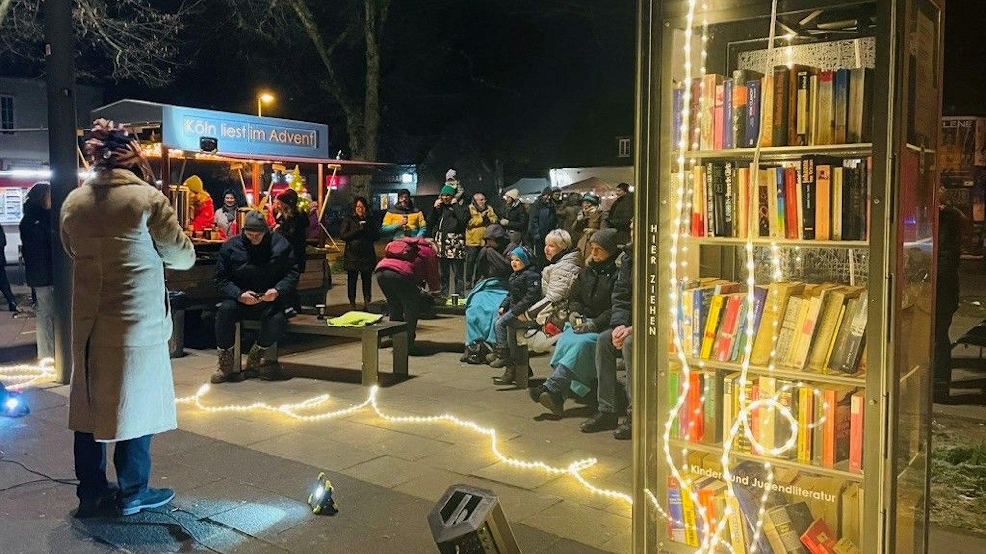 Lesund der Stiftung Neuer Raum bei der Veranstaltung „Köln liest im Advent“ an offenen Bücherschränken in verschiedenen Kölner Stadtteilen.