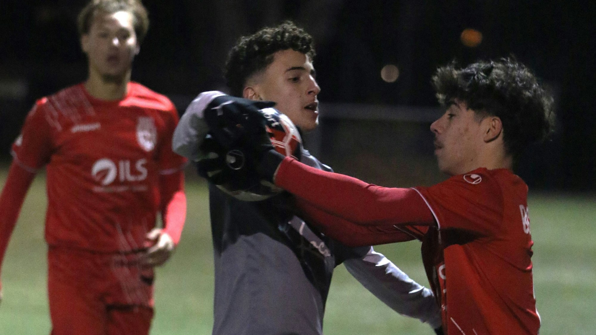 Zwei Spieler der JSG Erft 01 und des Bonner SC rangeln beim Einwurf um den Ball.