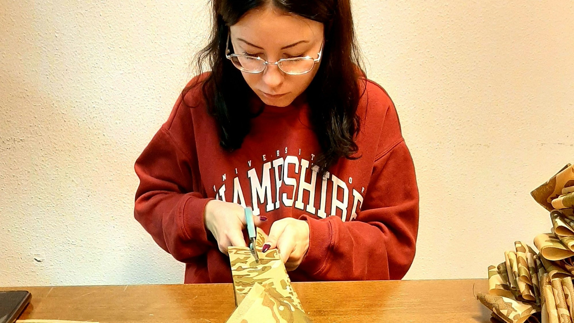 Anastasia Kondratjuk schneidet die Stoffbahnen zurecht.