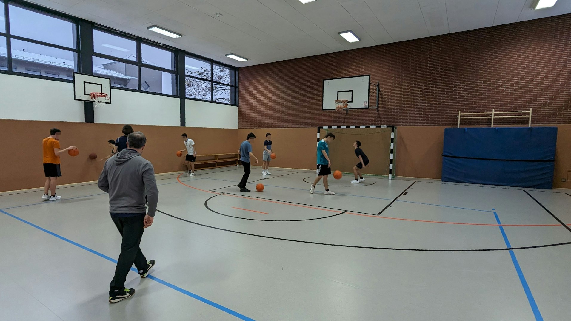 Ein Lehrer und Schüler beim Schulsport in der Turnhalle des Mechernicher Gymnasiums.