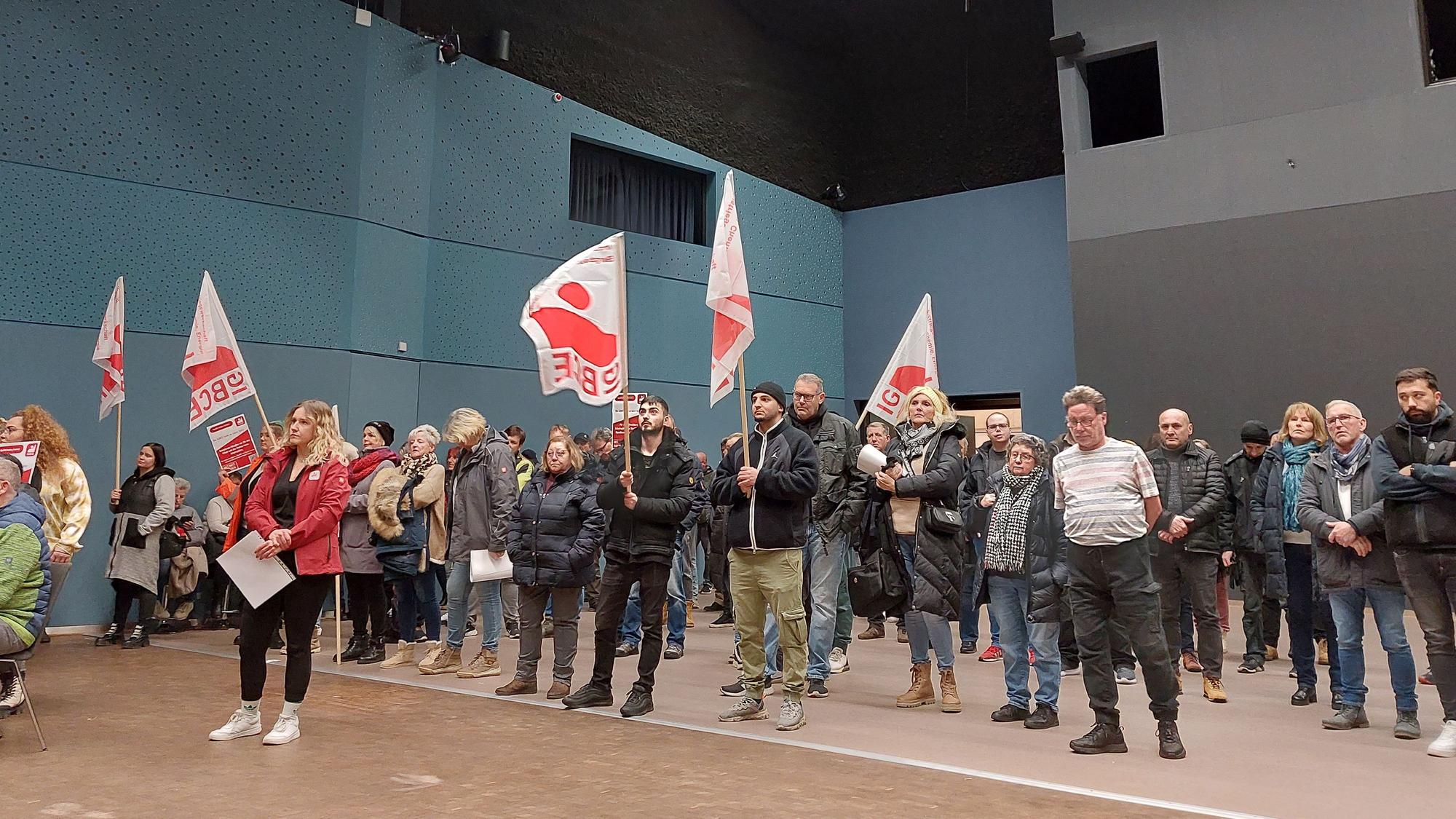 Zur Sitzung des Stadtrats waren zahlreiche Mitarbeitende der Firmen DynITEC und der DynaEnergetics in die Stadthalle gekommen