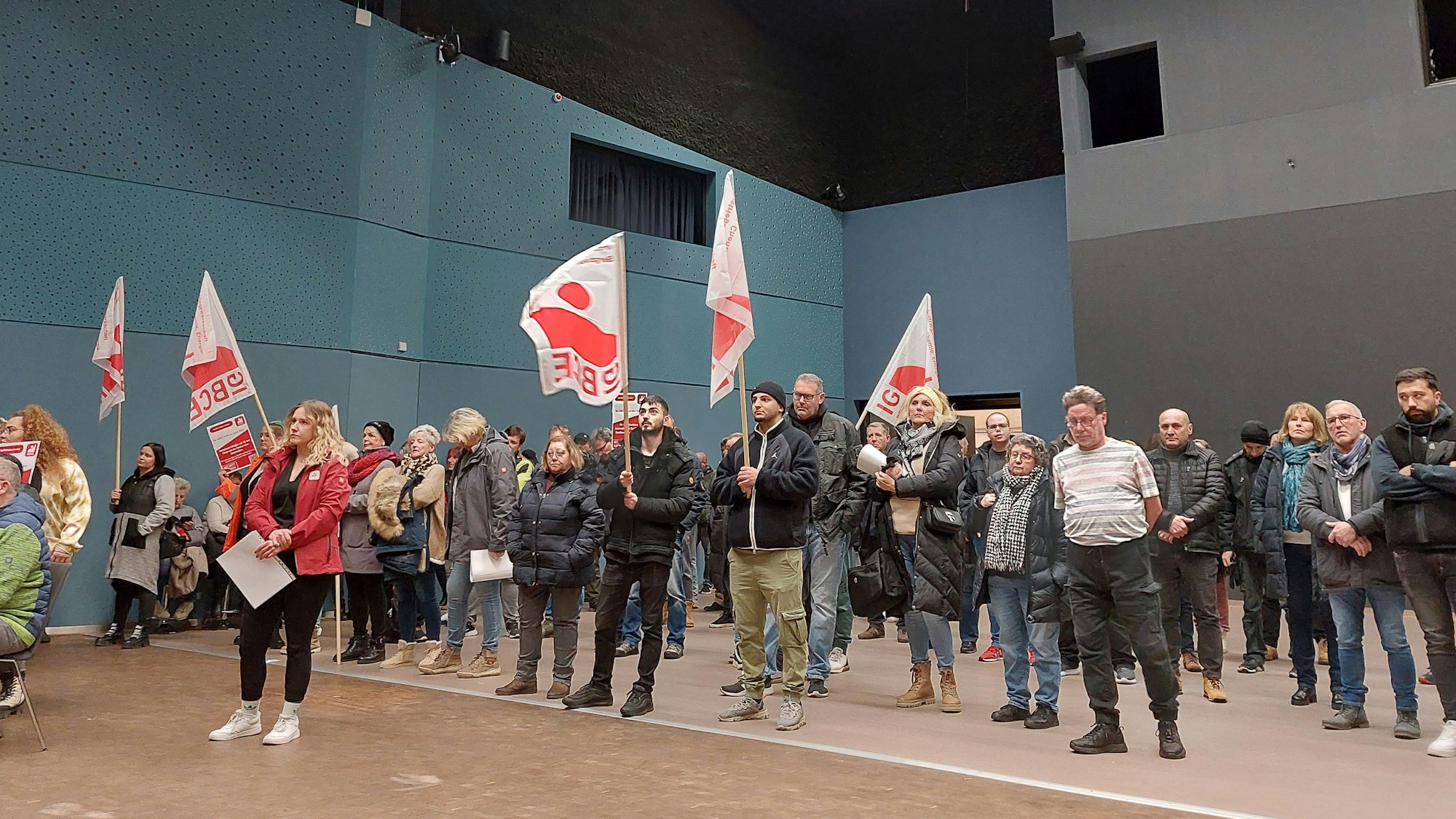 Zur Sitzung des Stadtrats waren zahlreiche Mitarbeitende der Firmen DynITEC und der DynaEnergetics in die Stadthalle gekommen