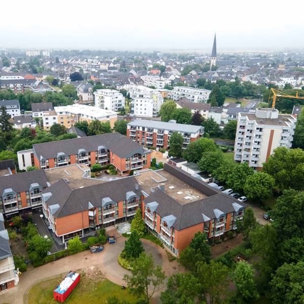 Das Bild zeigt die Senioreneinrichtung aus der Luft.