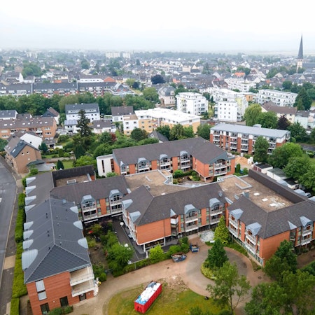 Das Bild zeigt die Senioreneinrichtung aus der Luft.