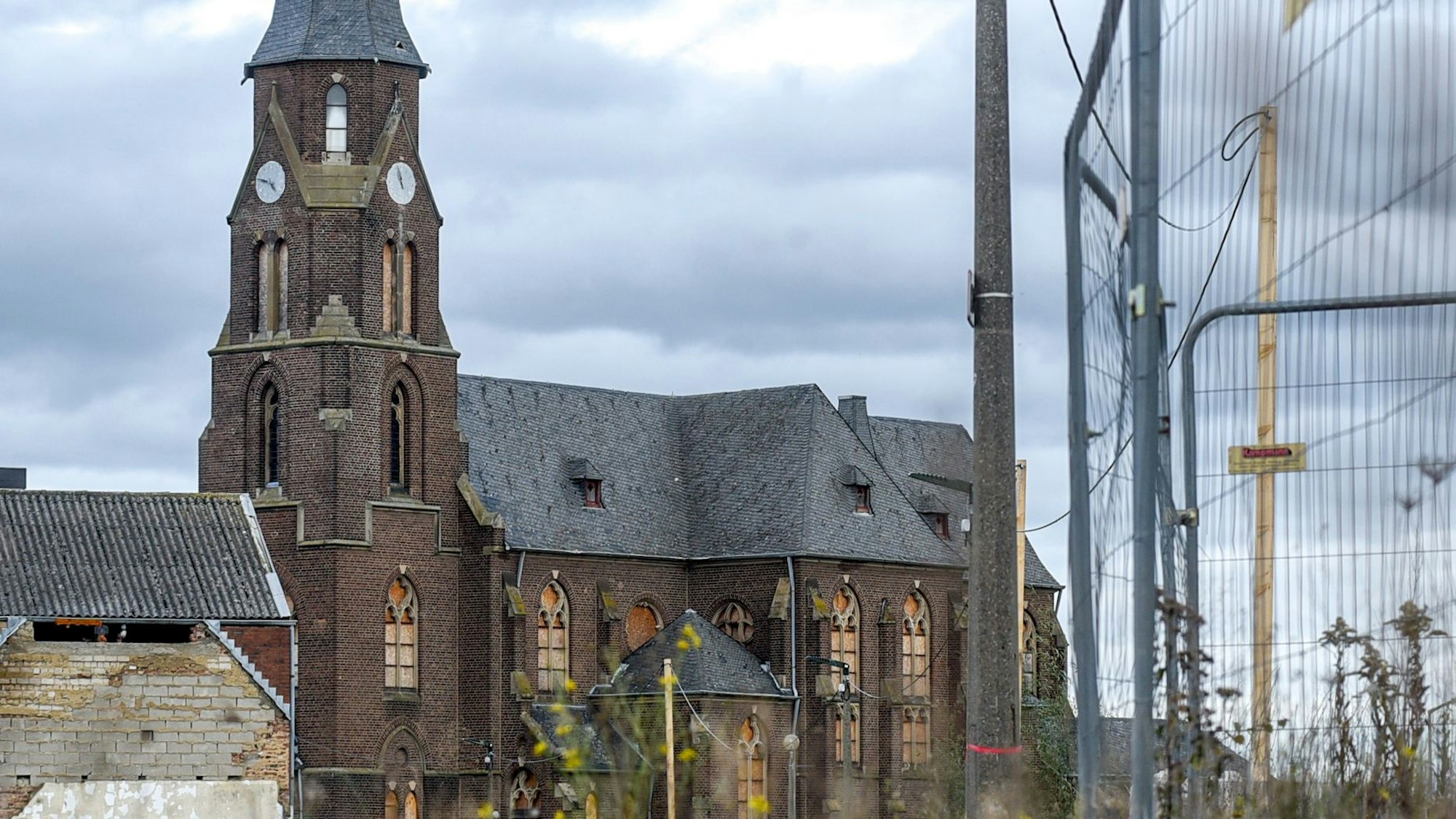 Vor der ehemaligen Kirche steht ein Zaun.