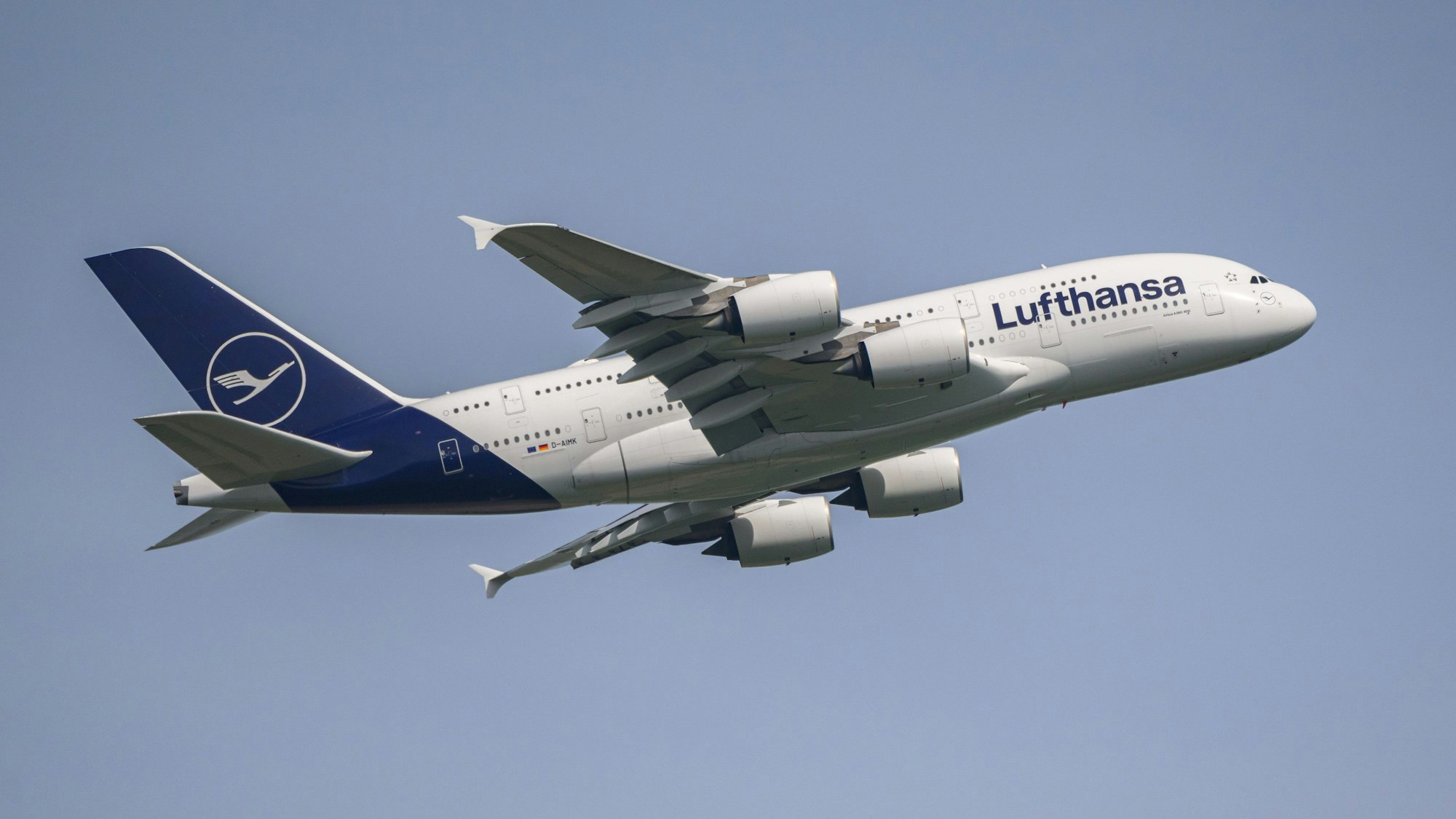 Eine Lufthansa-Maschine des Typs Airbus A380 beim im Anflug auf den Flughafen Leipzig/Halle.