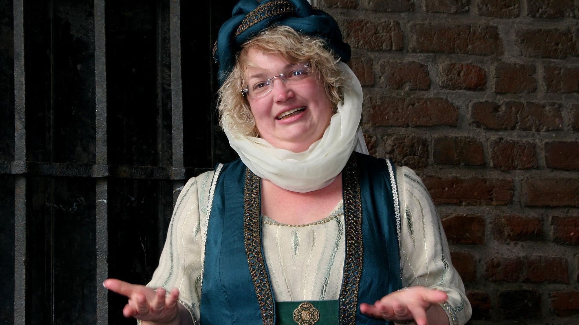 Astrid Machuj ist in einem historischen Gewand als Stadtführerin zu sehen.