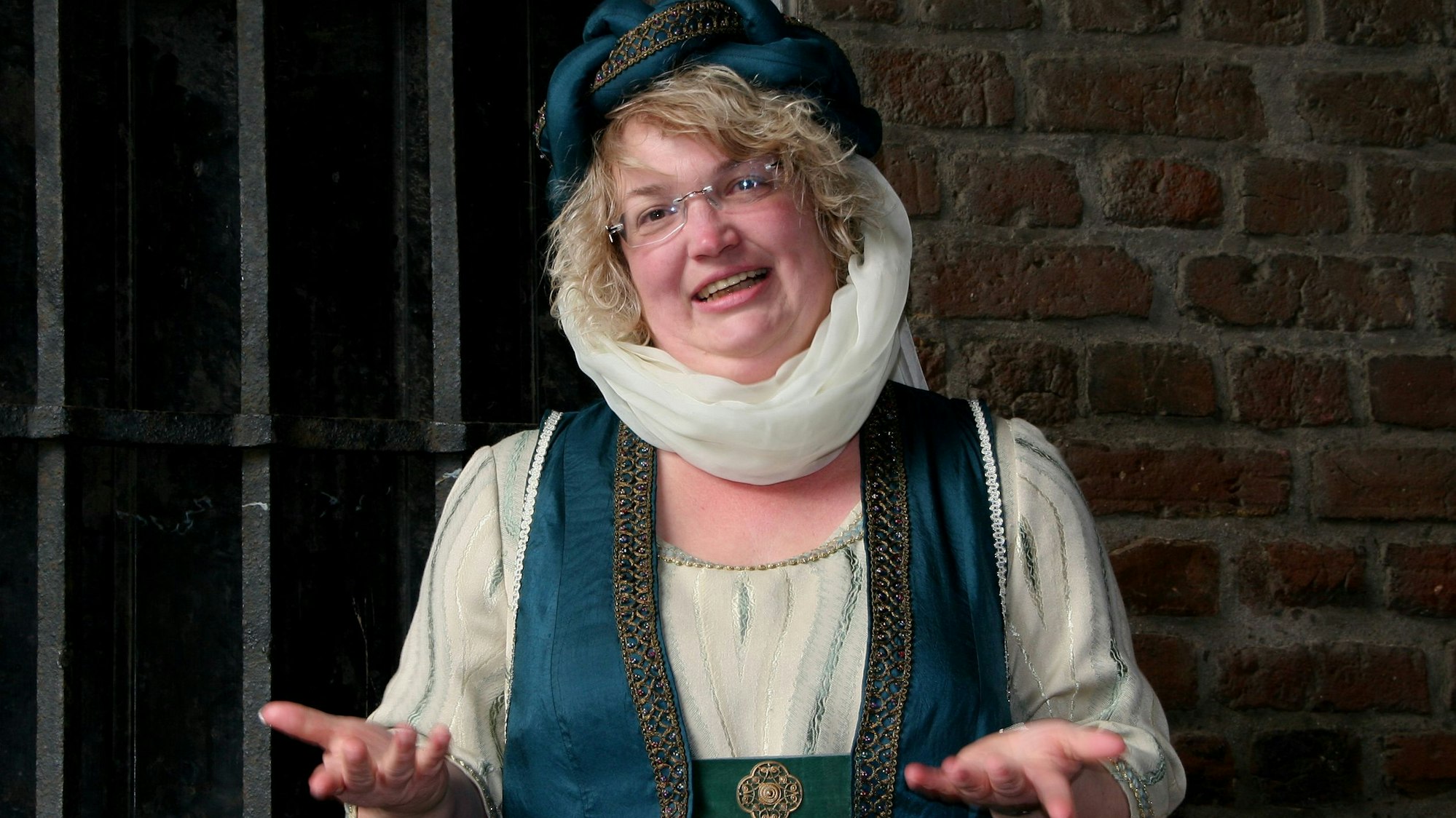 Astrid Machuj ist in einem historischen Gewand als Stadtführerin zu sehen.