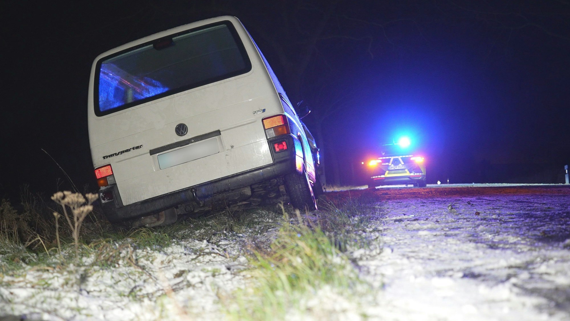 Niedersachsen, Bassum: Ein Fahrzeug steht Unfall bei Schneefall am Straßenrand.