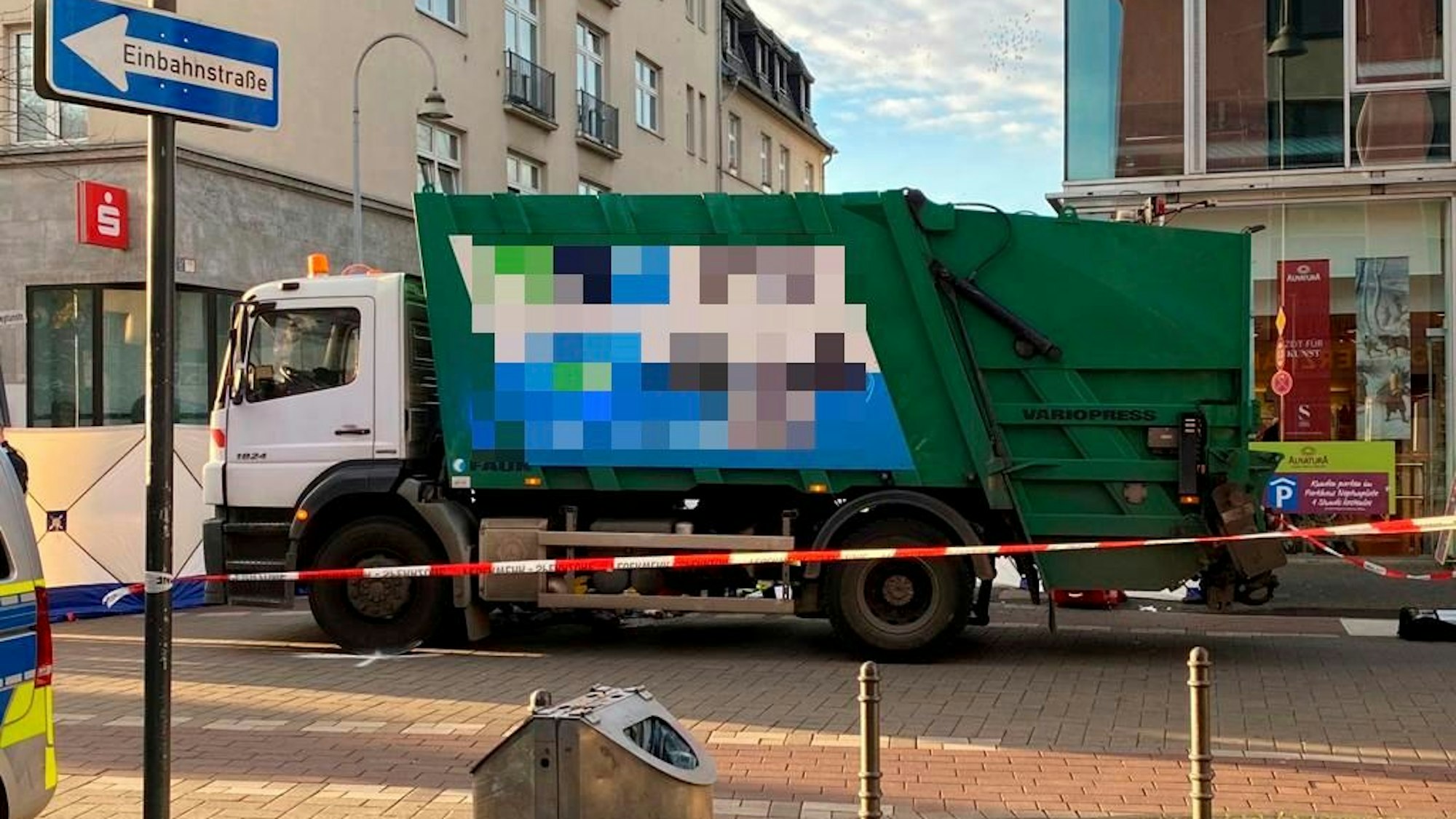 Mit diesem Müllwagen erfasste der Angeklagte die Seniorin in Ehrenfeld.