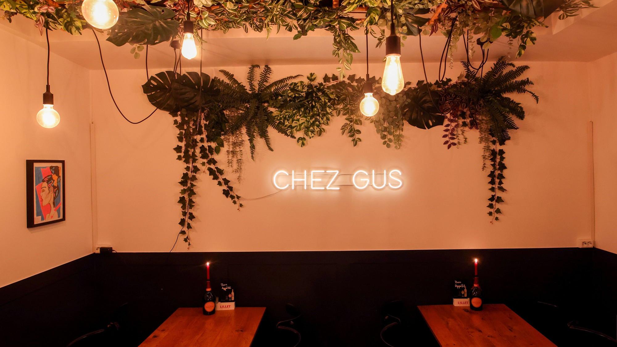 Lichter und Pflanzen sowie Kerzen auf den Tischen im Restaurant. (Archivbild)