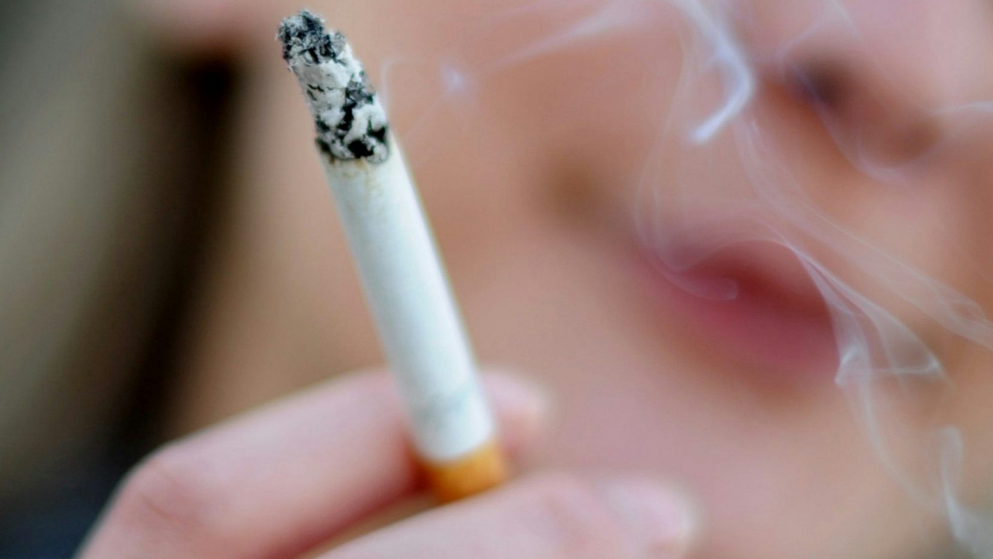 Eine Frau raucht eine Zigarette.