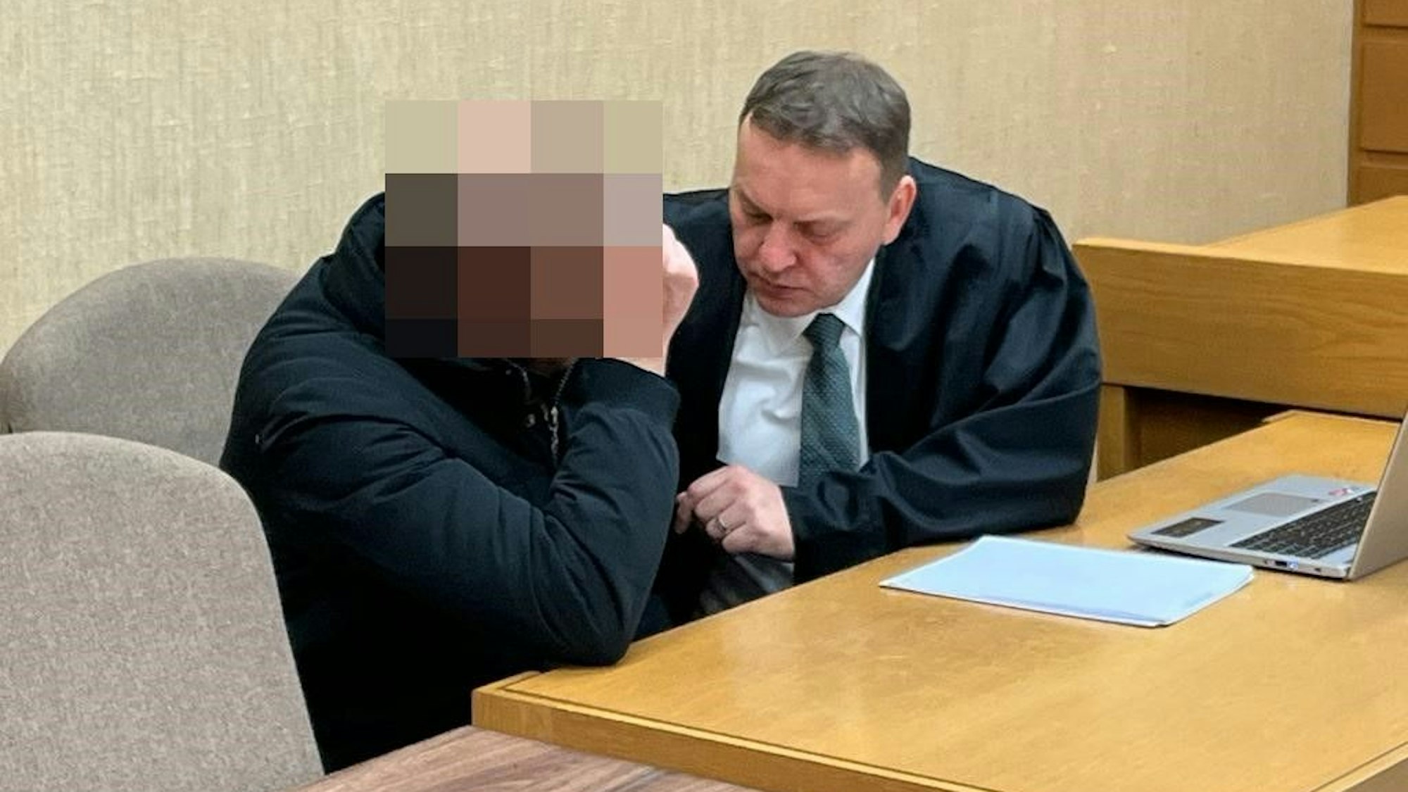 Der Angeklagte mit seinem Verteidiger beim Prozess im Kölner Amtsgericht