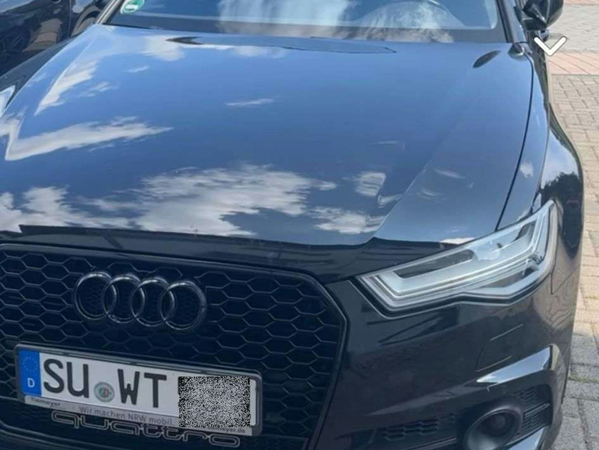 Auch dieser Audi RS6 mit dem Kennzeichen SU-WT ..., der daneben stand, verschwand über Nacht.