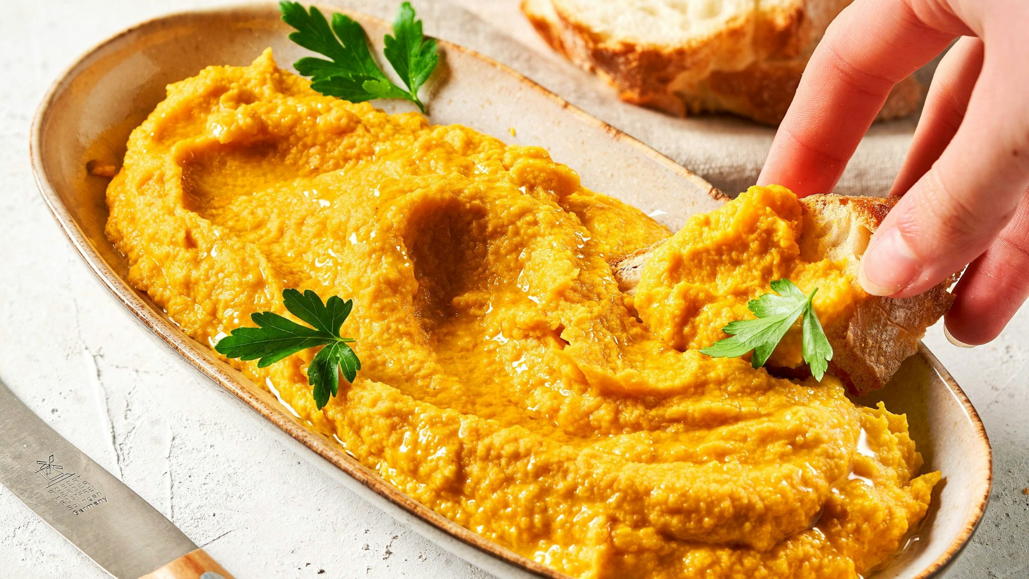 Der gelb-orangene Aufstrich in einer Schale.