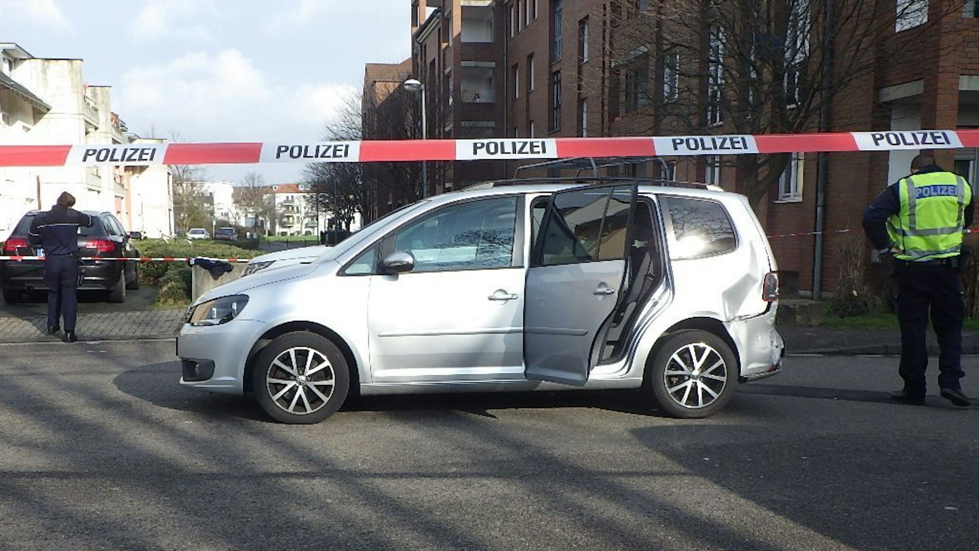 Das Fahrzeug der Täter nach dem Überfall auf einen Juwelierbesitzer in Rösrath 2018