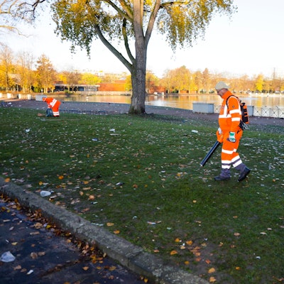 AWB-Mitarbeiter reinigen den Aachener Weiher nach dem 11.11.