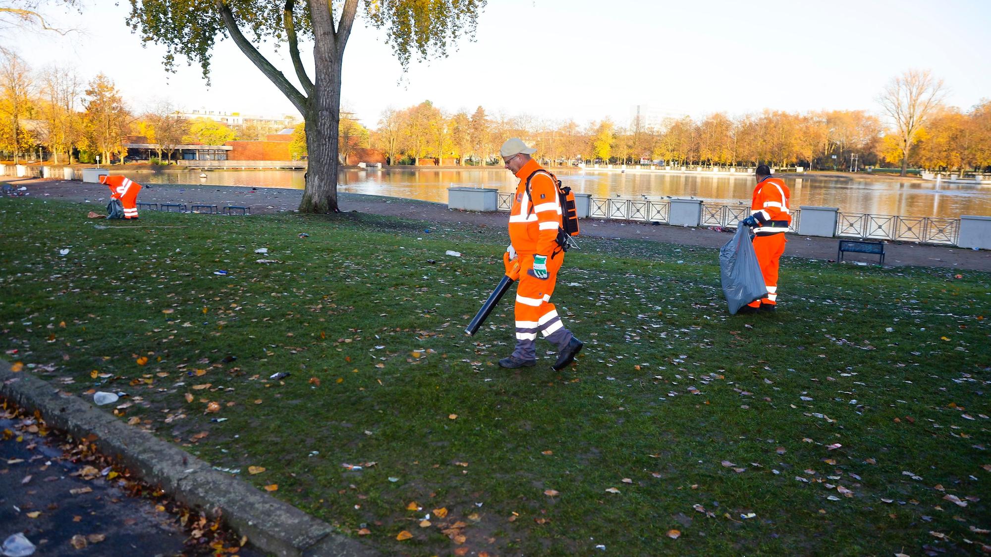 AWB-Mitarbeiter reinigen den Aachener Weiher nach dem 11.11.
