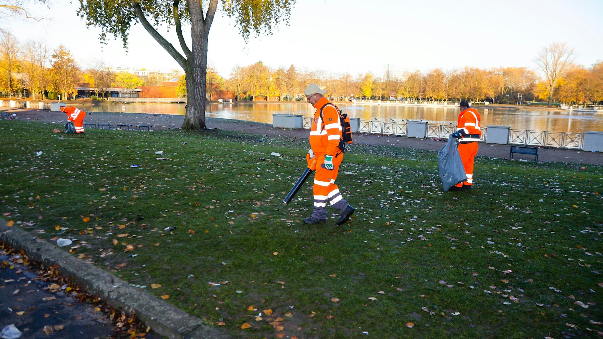 AWB-Mitarbeiter reinigen den Aachener Weiher nach dem 11.11.
