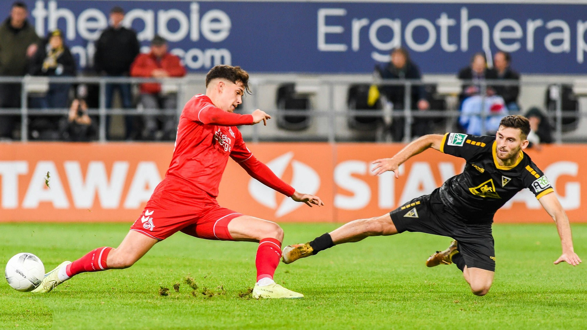 v.li.: Rijad Smajic FC Köln II, 19, Aktion, Action, Spielszene, 21.10.2022, Aachen Deutschland, Fussball, Regionalliga West, Alemannia Aachen - 1. FC Köln II *** v li Rijad Smajic FC Köln II, 19 , action, game scene, 21 10 2022, Aachen Germany , football, Regionalliga West, Alemannia Aachen 1 FC Köln II xmhx