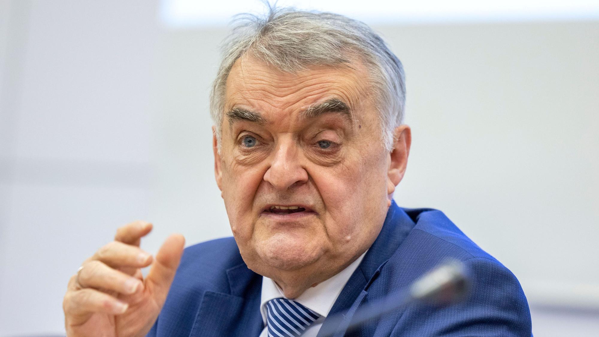 Herbert Reul (CDU), Innenminister von Nordrhein-Westfalen, spricht während einer Pressekonferenz.