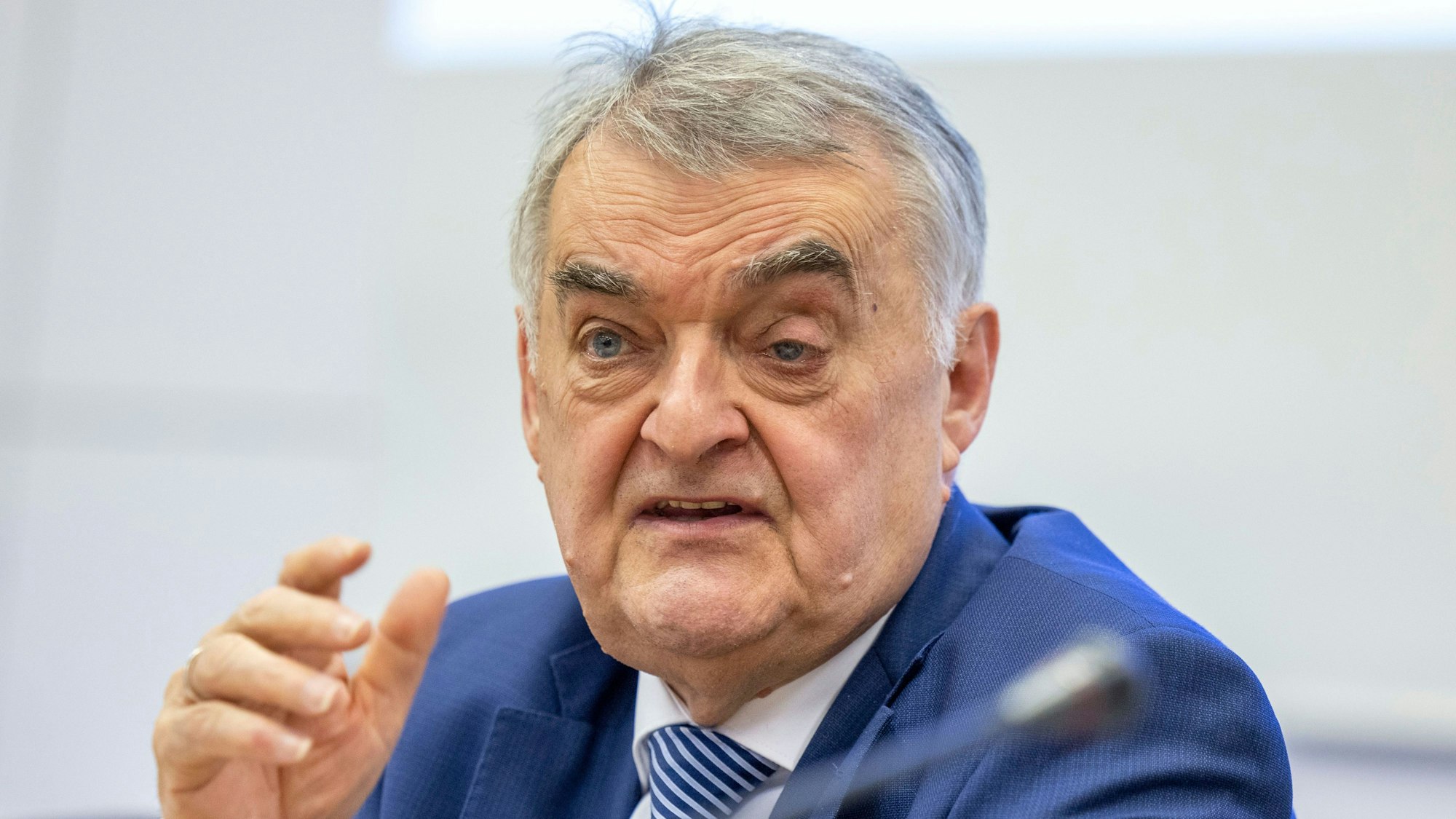 Herbert Reul (CDU), Innenminister von Nordrhein-Westfalen, spricht während einer Pressekonferenz.