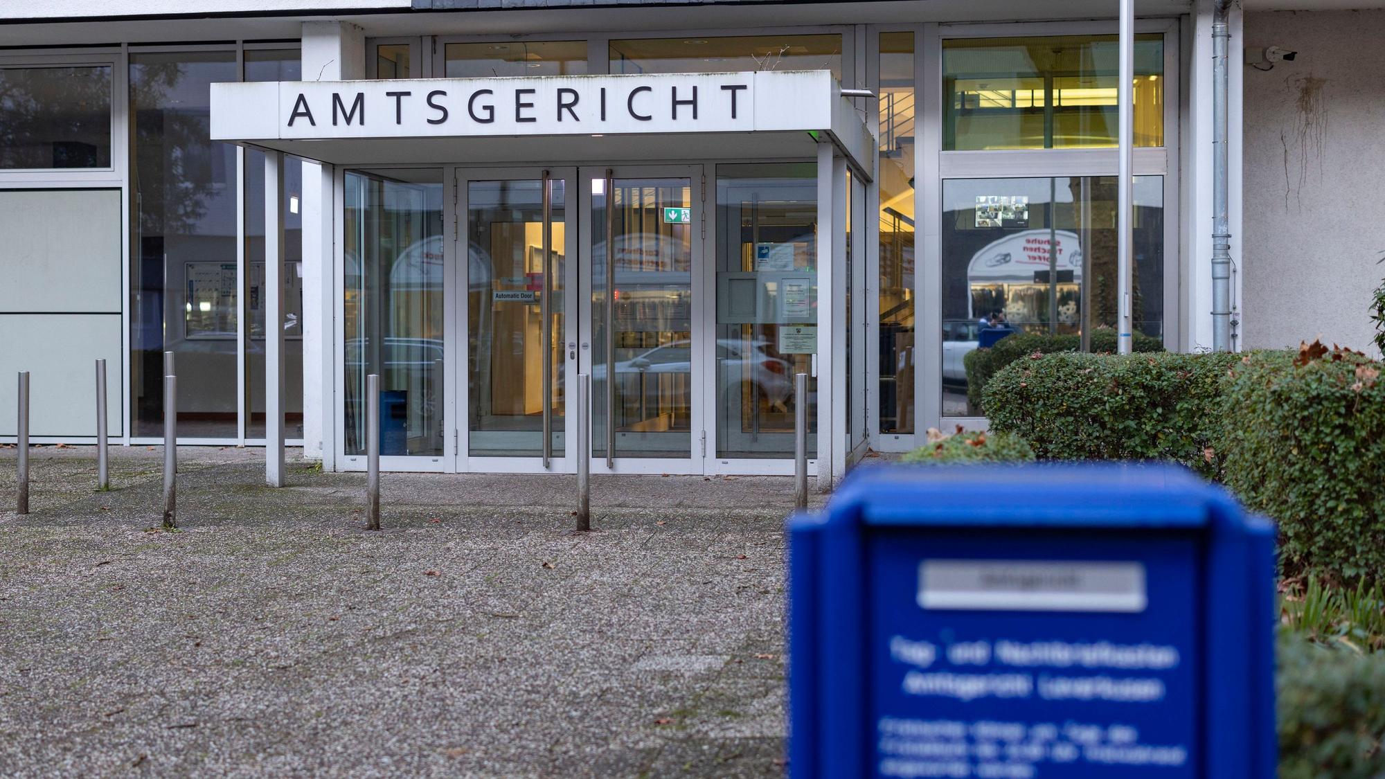 Blick auf das Amtsgericht. Das Amtsgericht Leverkusen hat wegen der Planung und Vorbereitung eines Terroranschlags einen Haftbefehl gegen einen 15-Jährigen aus dem Rheinisch-Bergischen-Kreis in Nordrhein-Westfalen erlassen. Das teilte die Generalstaatsanwaltschaft Düsseldorf mit.