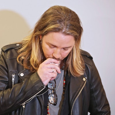 Gil Ofarim greift sich an seine Judensternkette im Gerichtssaal.