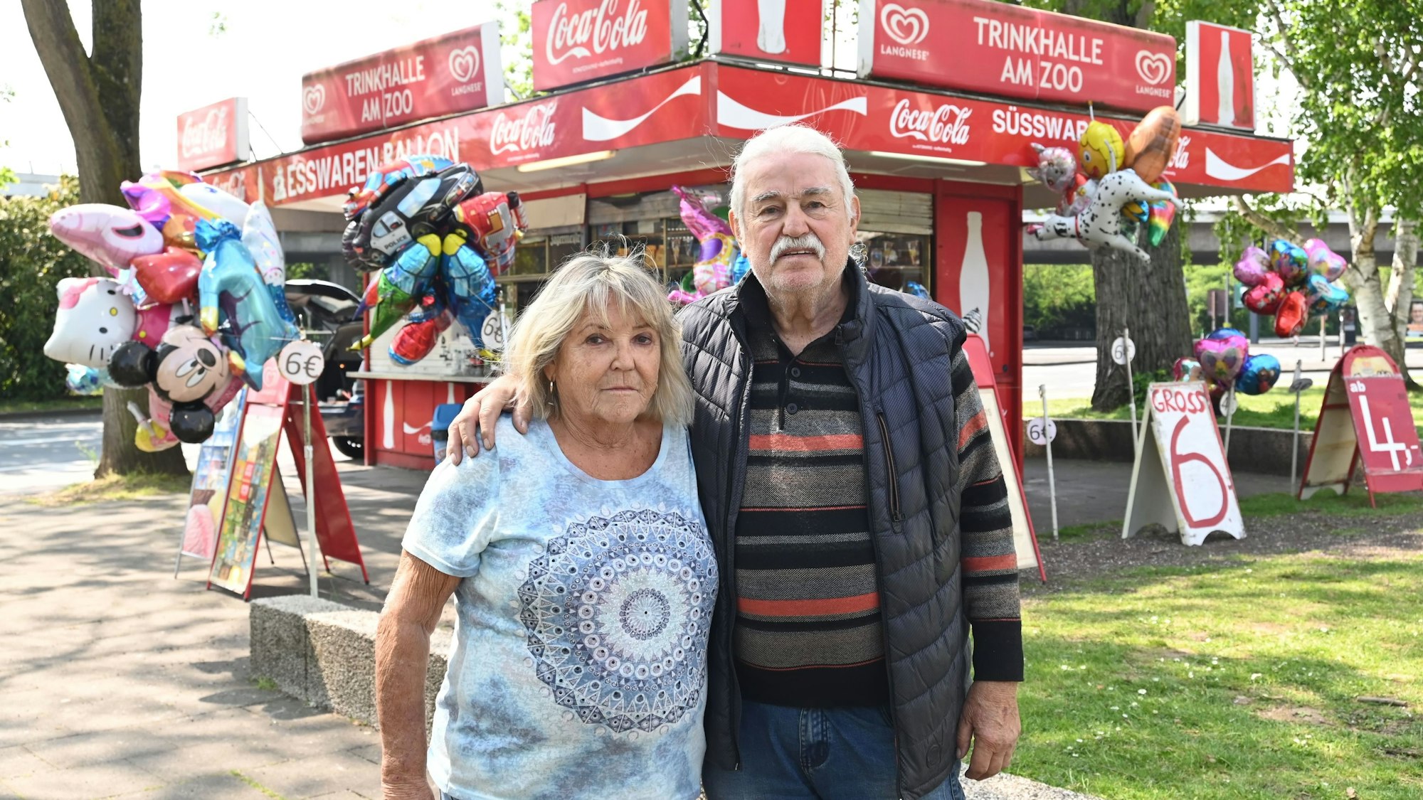 Margarita und Manfred Kaenders stehen im Sommer 2022 vor ihrem Büdchen.