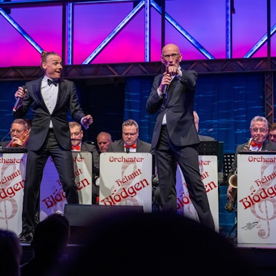 Arne Hoffmann und Ralf Borgartz singen begleitet vom Helmut Blögen Orchester.