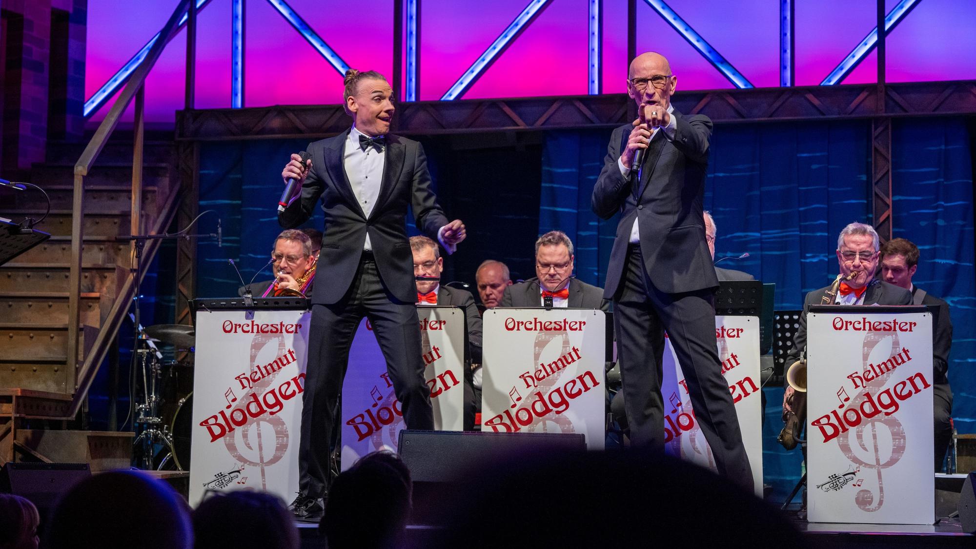 Arne Hoffmann und Ralf Borgartz singen begleitet vom Helmut Blögen Orchester.