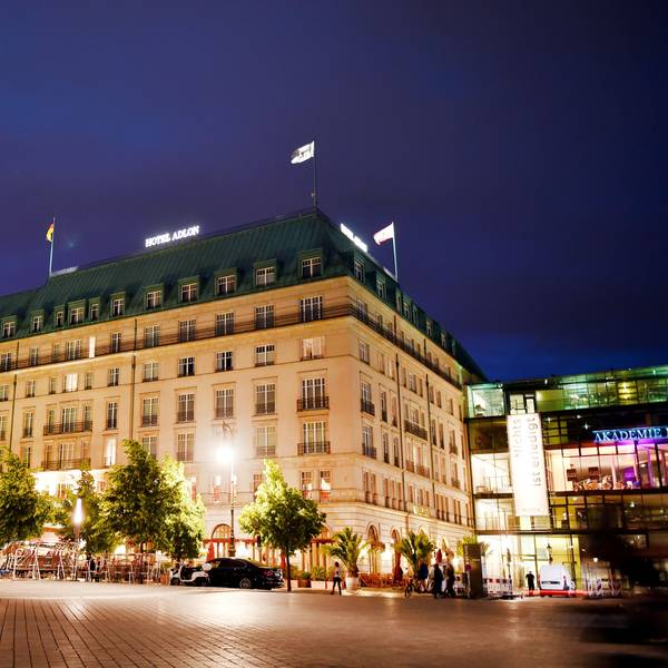 Luxus-Hotel Adlon bei Nacht.