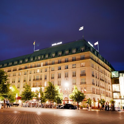 Luxus-Hotel Adlon bei Nacht.