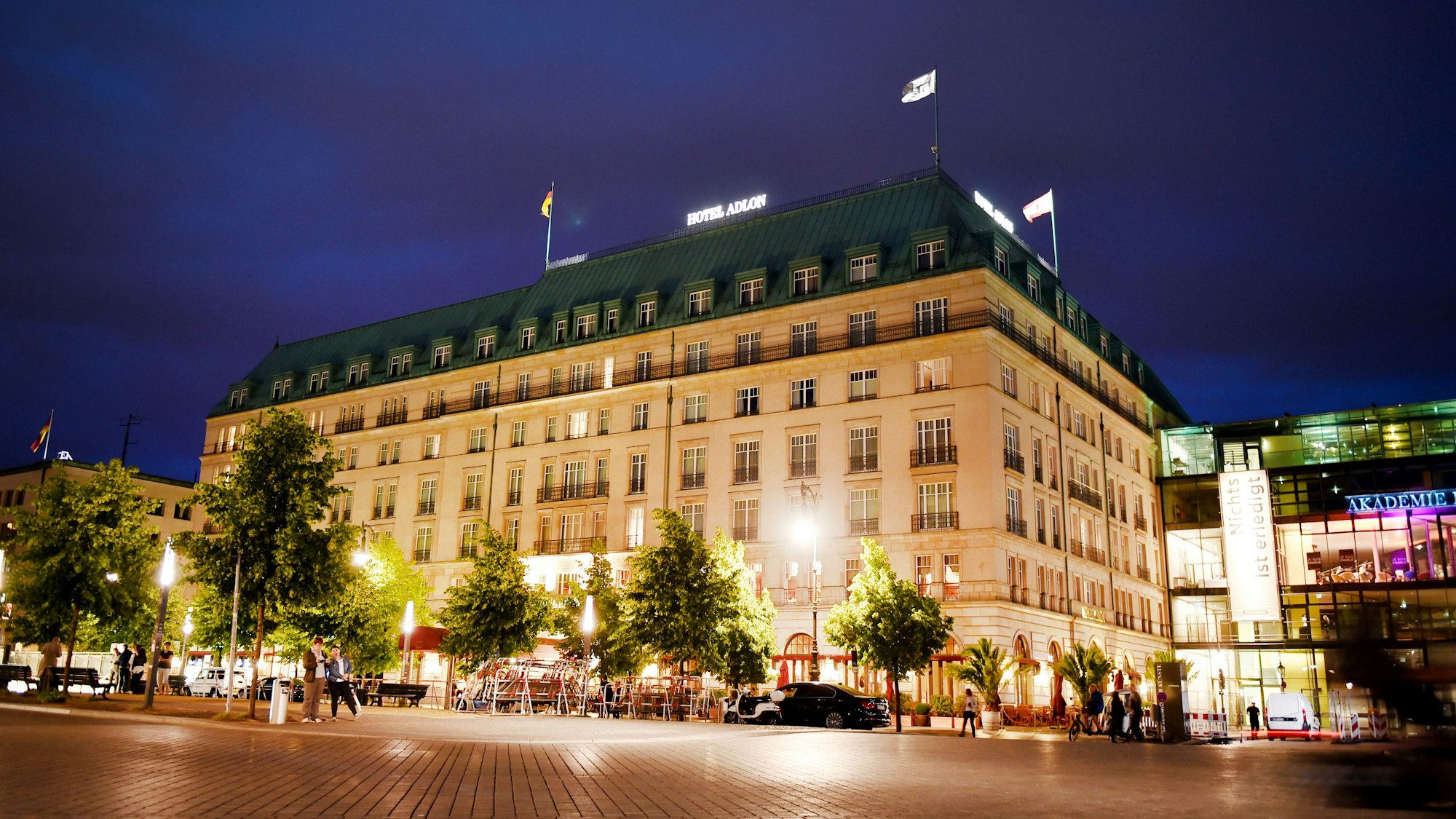 Außenaufnahme vom Hotel Adlon in Berlin am Abend auf dem Pariser Platz. (Symbolbild)