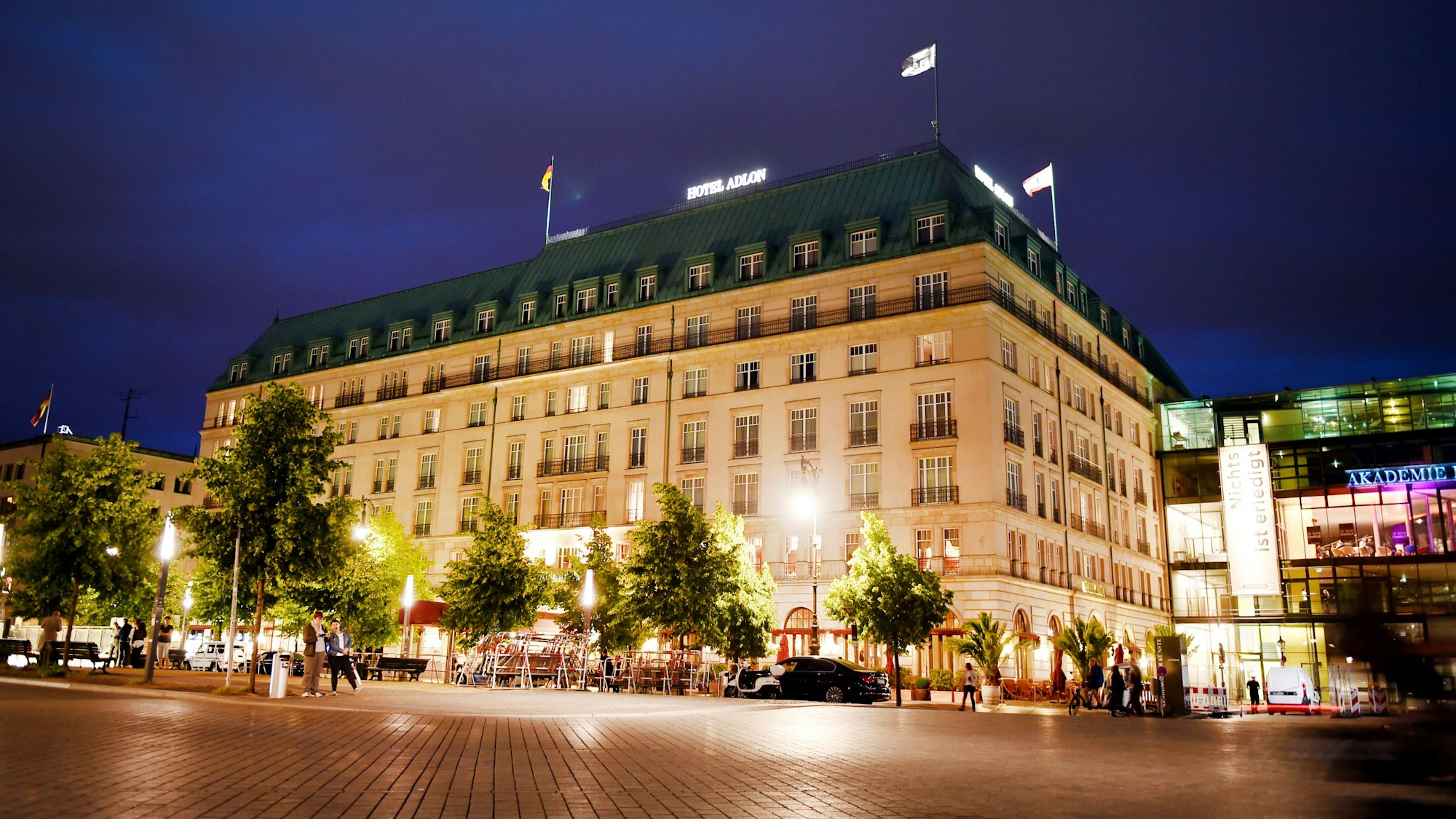 Luxus-Hotel Adlon bei Nacht.