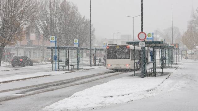 Waldbröls Busbahnhof am Mittwochmittag: Der Verkehrsknotenpunkt in der Marktstadt soll neugestaltet und dann zu einer modernen Mobilstation ausgebaut werden. Wie das gehen könnte, zeigt die Bachelor-Arbeit der Ingenieursstudentin Alessia Kraus aus Wiehl. Ihre Ergebnisse hat sie jetzt der Politik vorgestellt.