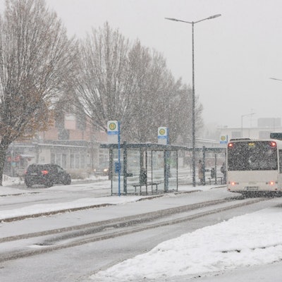 Waldbröls Busbahnhof am Mittwochmittag: Der Verkehrsknotenpunkt in der Marktstadt soll neugestaltet und dann zu einer modernen Mobilstation ausgebaut werden. Wie das gehen könnte, zeigt die Bachelor-Arbeit der Ingenieursstudentin Alessia Kraus aus Wiehl. Ihre Ergebnisse hat sie jetzt der Politik vorgestellt.