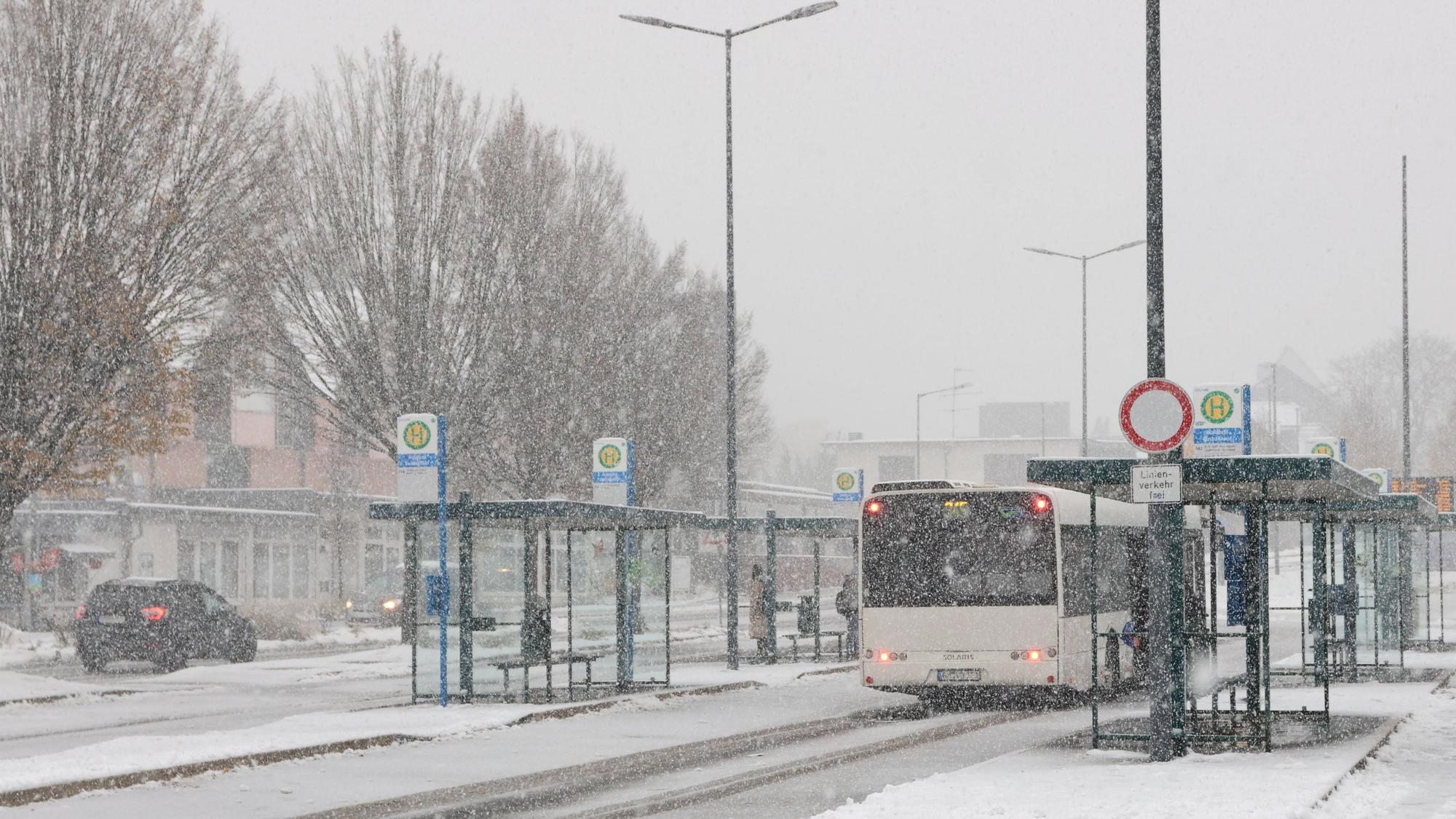 Waldbröls Busbahnhof am Mittwochmittag: Der Verkehrsknotenpunkt in der Marktstadt soll neugestaltet und dann zu einer modernen Mobilstation ausgebaut werden. Wie das gehen könnte, zeigt die Bachelor-Arbeit der Ingenieursstudentin Alessia Kraus aus Wiehl. Ihre Ergebnisse hat sie jetzt der Politik vorgestellt.