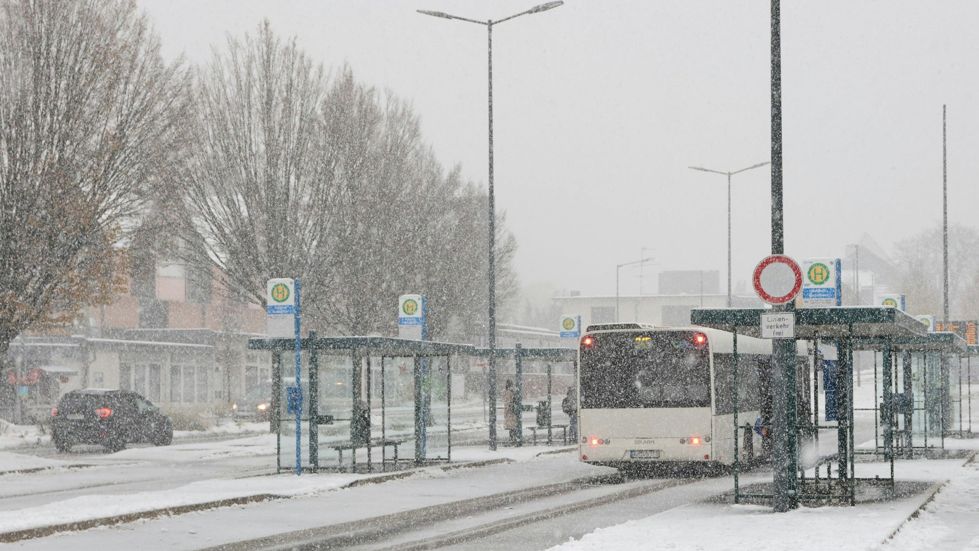 Waldbröls Busbahnhof am Mittwochmittag: Der Verkehrsknotenpunkt in der Marktstadt soll neugestaltet und dann zu einer modernen Mobilstation ausgebaut werden. Wie das gehen könnte, zeigt die Bachelor-Arbeit der Ingenieursstudentin Alessia Kraus aus Wiehl. Ihre Ergebnisse hat sie jetzt der Politik vorgestellt.