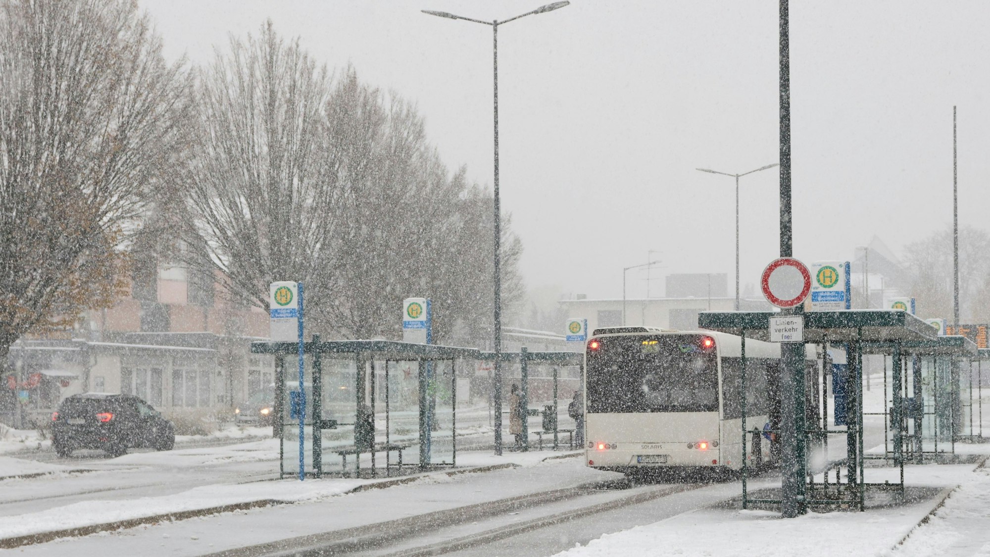 Waldbröls Busbahnhof am Mittwochmittag: Der Verkehrsknotenpunkt in der Marktstadt soll neugestaltet und dann zu einer modernen Mobilstation ausgebaut werden. Wie das gehen könnte, zeigt die Bachelor-Arbeit der Ingenieursstudentin Alessia Kraus aus Wiehl. Ihre Ergebnisse hat sie jetzt der Politik vorgestellt.