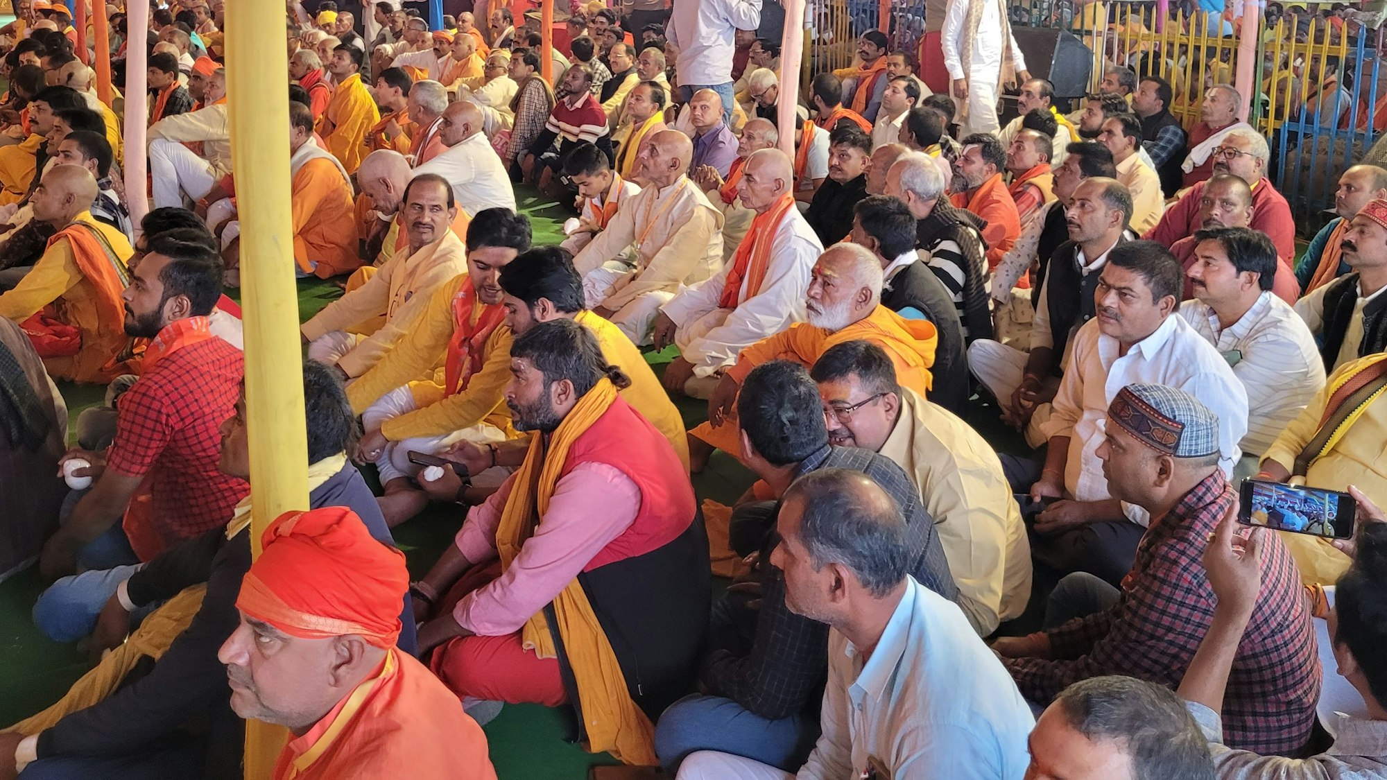 Teilnehmer warten auf den Beginn des gemeinsamen Muschelkonzerts.