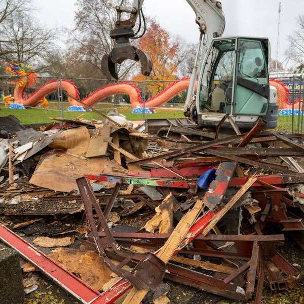 Nur noch Trümmer sind von dem rot-weißen Büdchen vor dem Zoo zu sehen.