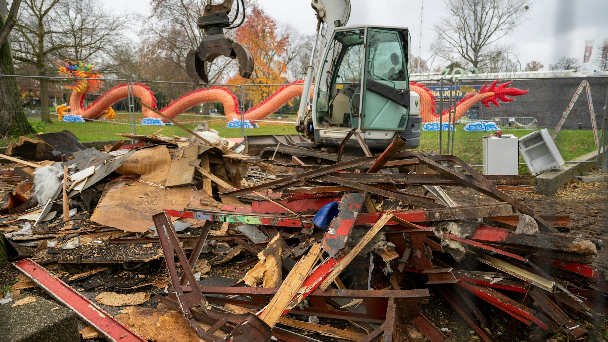 Nur noch Trümmer sind von dem rot-weißen Büdchen vor dem Zoo zu sehen.