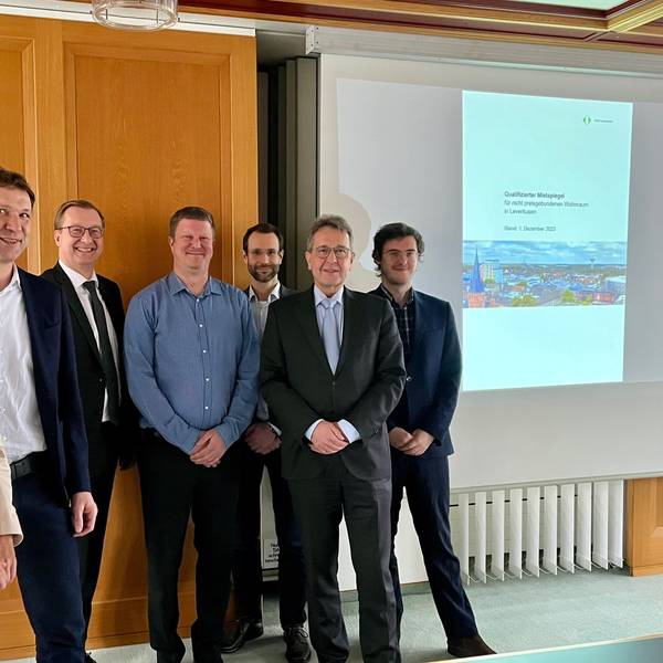 Manuela Küpper vom Mieterverein, Sozialdezernent Alexander Lünenbach, Volker Winads, Geschäftsführer von Haus und Grund, Oliver Grow von der Statistikstelle, Christopher Bowien vom Gutachterausschuss, Thomas Gutknecht, der Vorsitzende von Haus und Grund sowie Johann Tschechne von Immo-Consult.