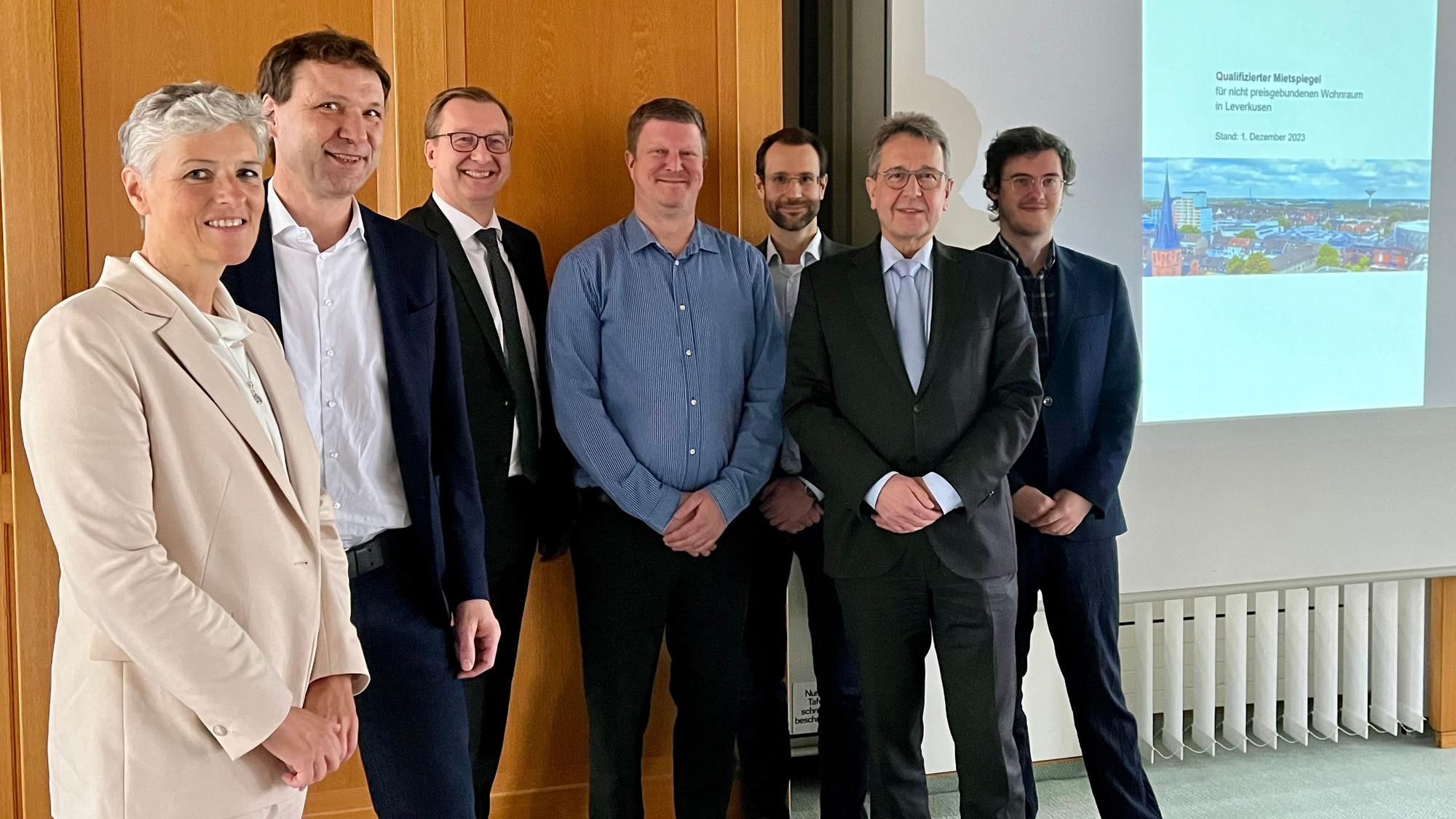 Manuela Küpper vom Mieterverein, Sozialdezernent Alexander Lünenbach, Volker Winads, Geschäftsführer von Haus und Grund, Oliver Grow von der Statistikstelle, Christopher Bowien vom Gutachterausschuss, Thomas Gutknecht, der Vorsitzende von Haus und Grund sowie Johann Tschechne von Immo-Consult.