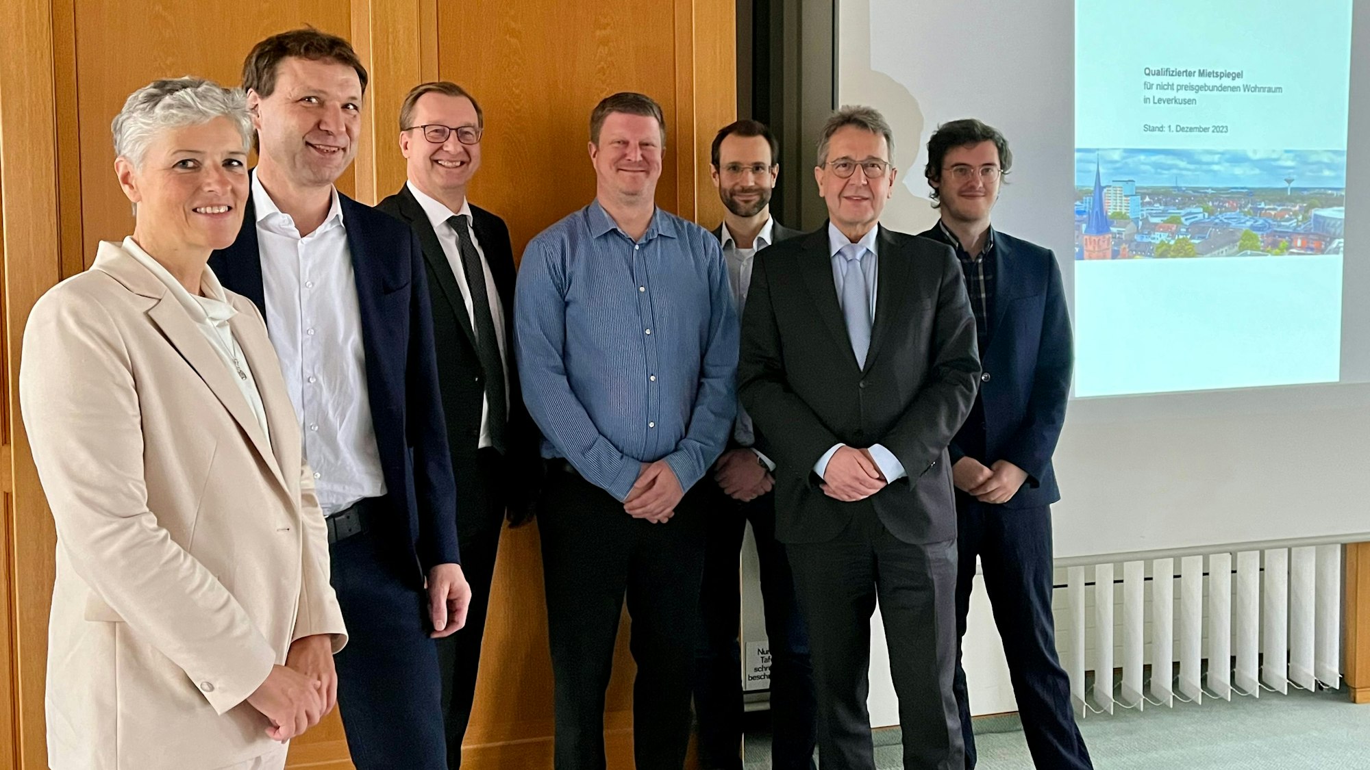 Manuela Küpper vom Mieterverein, Sozialdezernent Alexander Lünenbach, Volker Winads, Geschäftsführer von Haus und Grund, Oliver Grow von der Statistikstelle, Christopher Bowien vom Gutachterausschuss, Thomas Gutknecht, der Vorsitzende von Haus und Grund sowie Johann Tschechne von Immo-Consult.