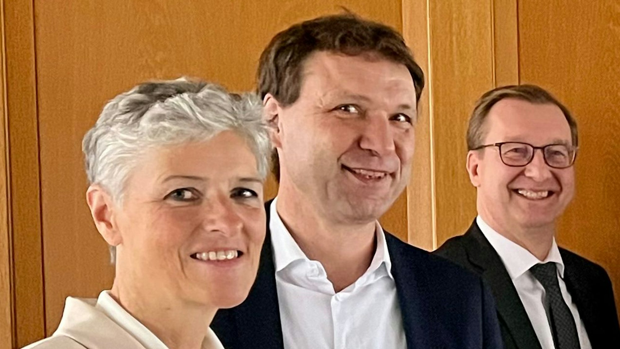 Manuela Küpper vom Mieterverein neben Sozialdezernent Alexander Lünenbach und Vollker Winands, Geschäftsführer von Haus und Grund,