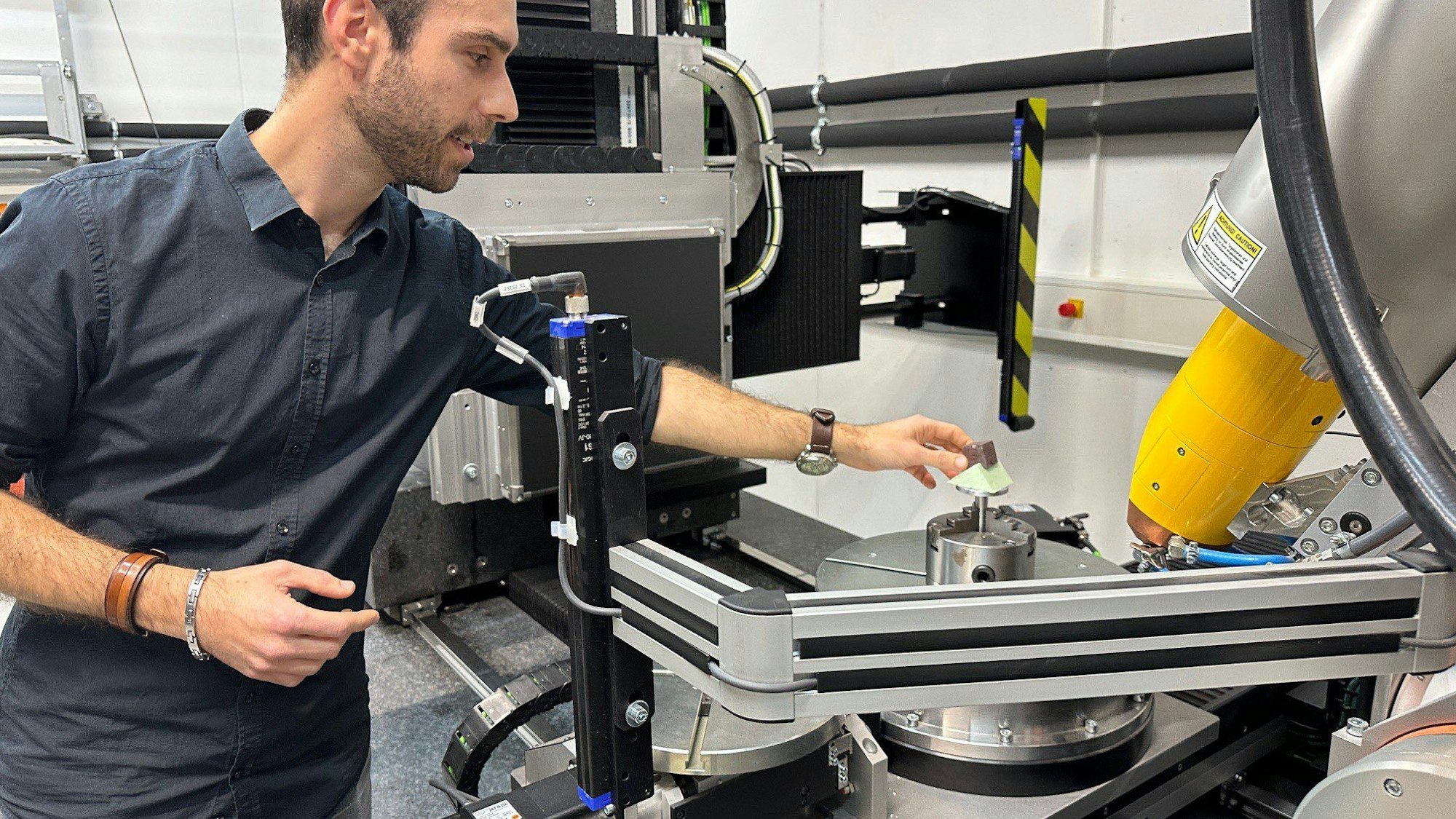 29.11.2023, Rheinland-Pfalz, Mainz: Paläontologe Ivan Calandra vom Leibniz-Zentrum für Archäologie (Leiza) platziert eine Gesteinsprobe zur Untersuchung mit dem 3D-Computertomographen. Ein internationales Forscherteam untersucht mit Hilfe eines in Europa einzigartigen 3D-Computertomographen in Mainz 1,6 Millionen Jahre alte Schlagwerkzeuge. Foto: Ira Schaible/dpa +++ dpa-Bildfunk +++