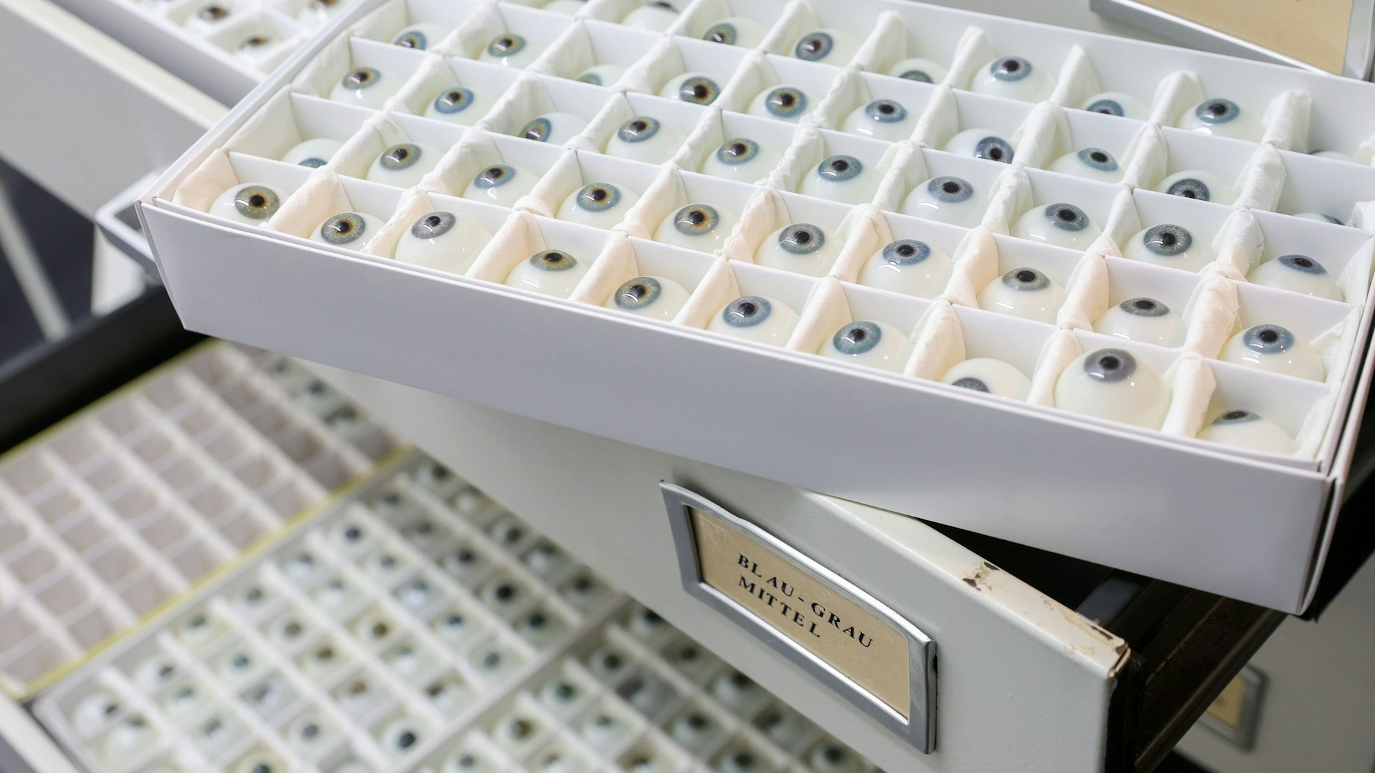 Augenrohling in Hunderten von Farben lagern in Schubladen.