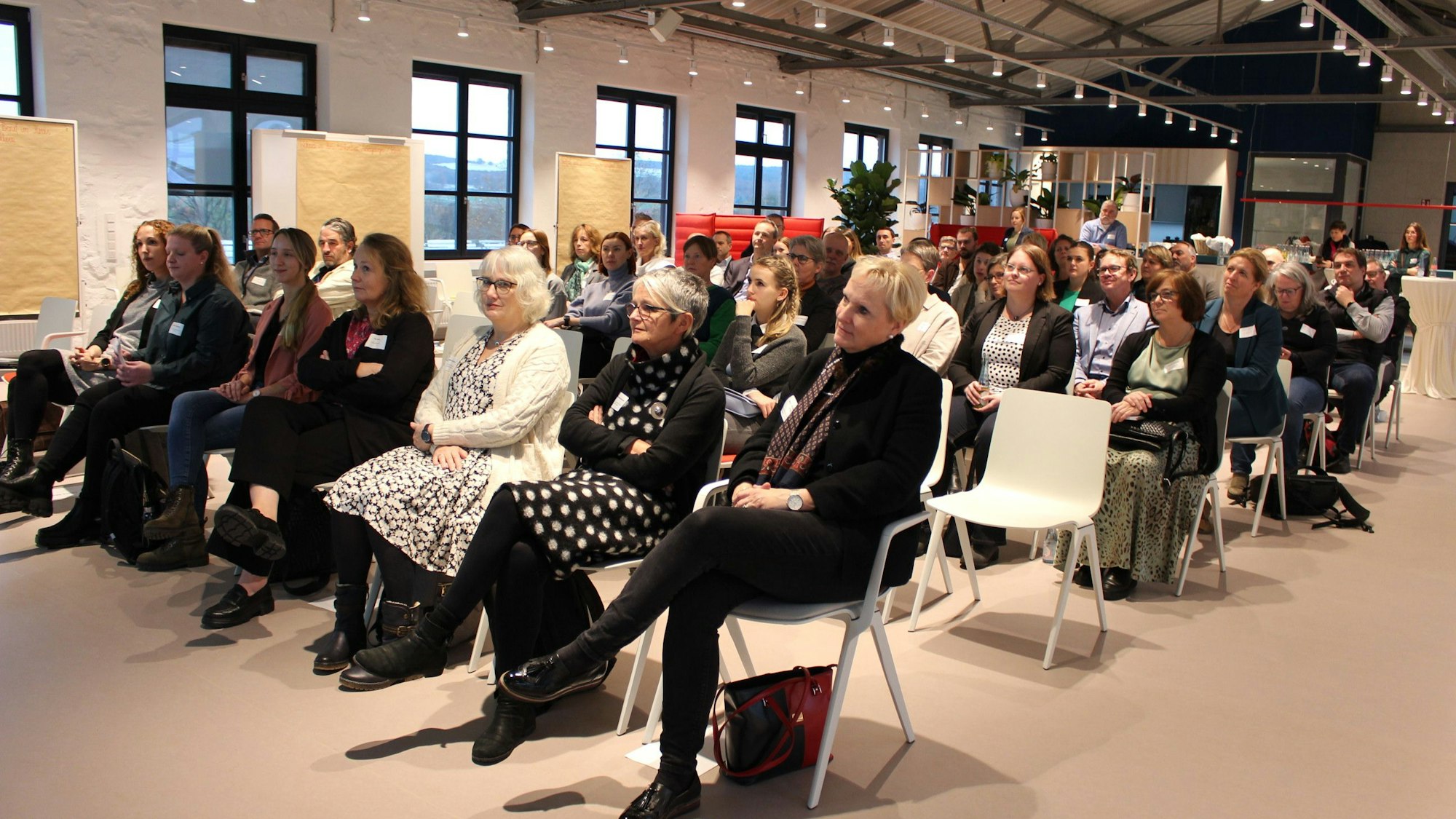 Das Bild zeigt die Teilnehmer des Demografieforums des Kreises Euskirchen, wie sie dem Vortrag lauschen.